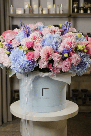 Композиція з блакитним акцентом